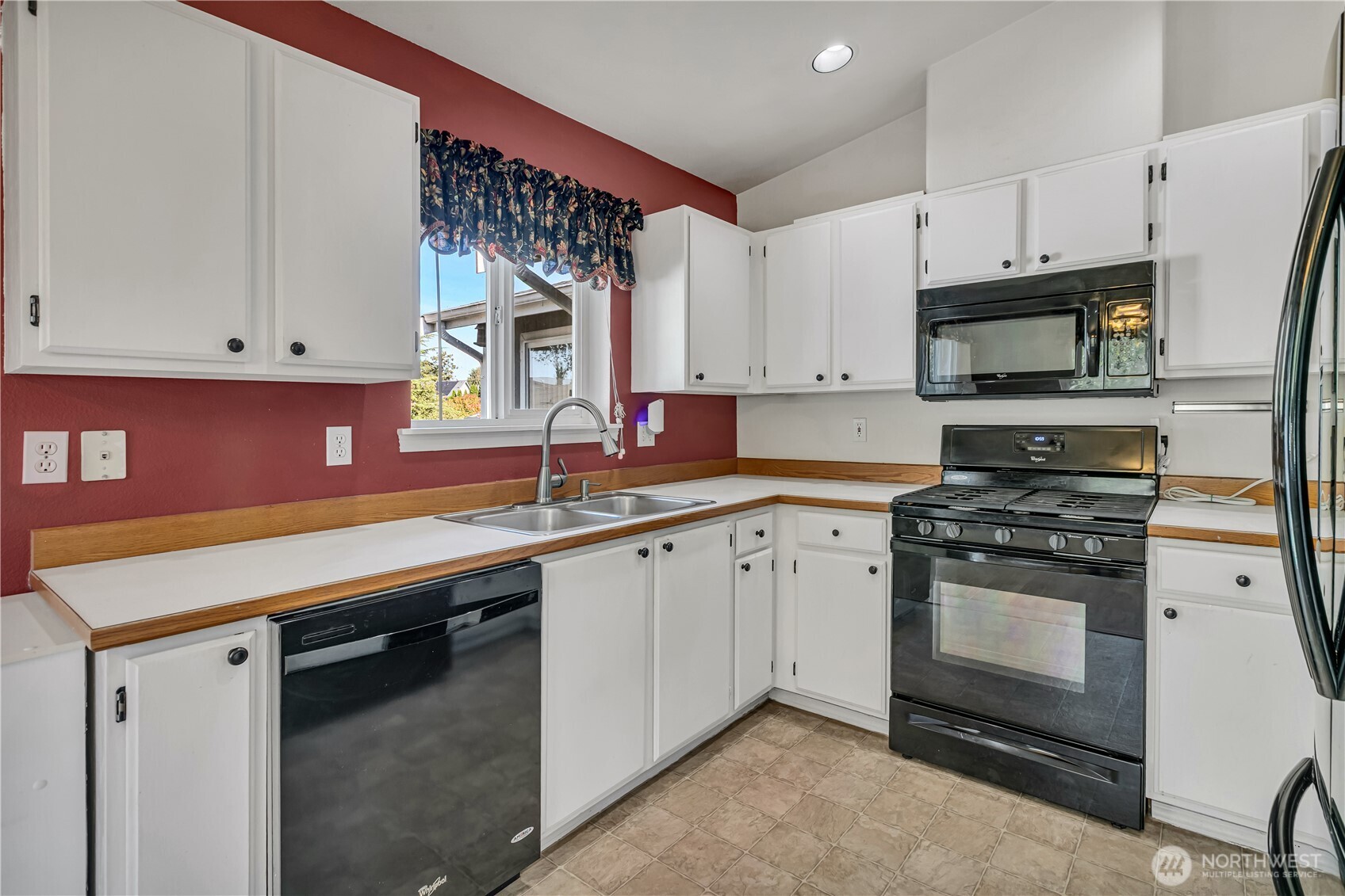 756 Oakhurst Drive Property Photo 12
