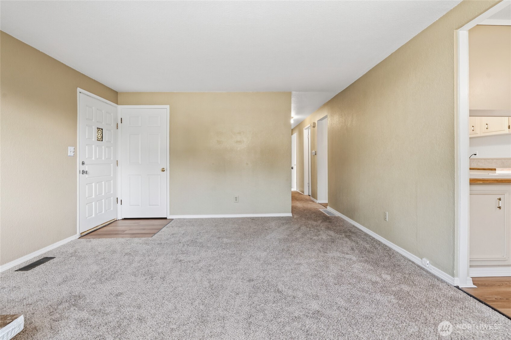 6225 S Huson Street Property Photo 4