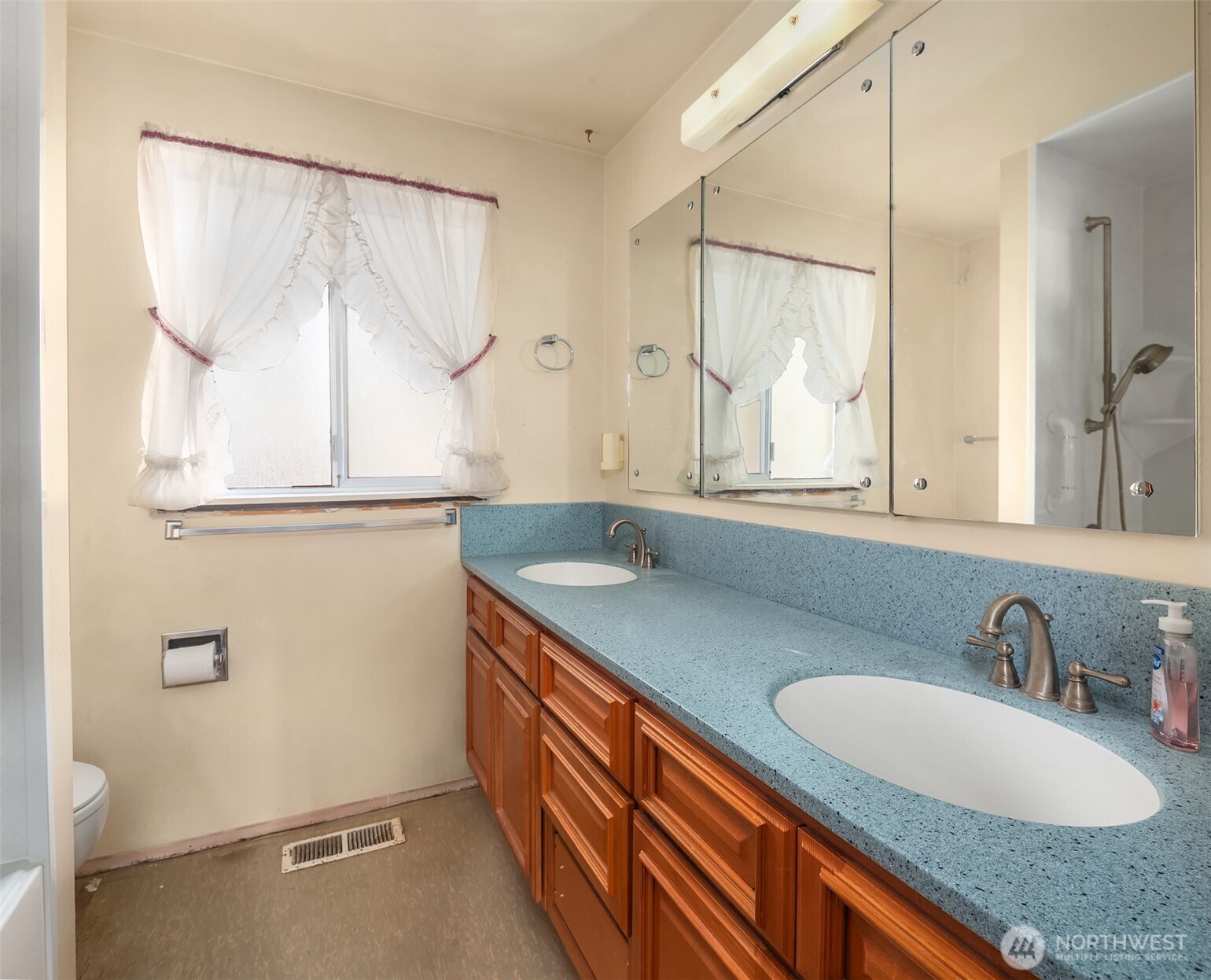 518 N 198th Street Property Photo 19