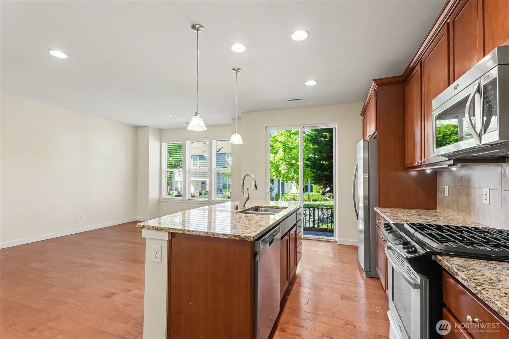 1423 Ne Hickory Lane Property Photo 4