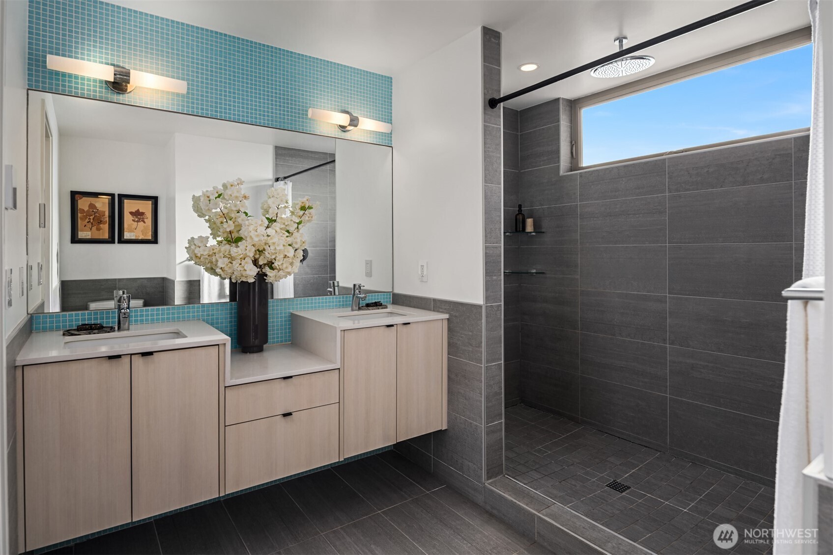 2612 E Denny Way Property Photo 18