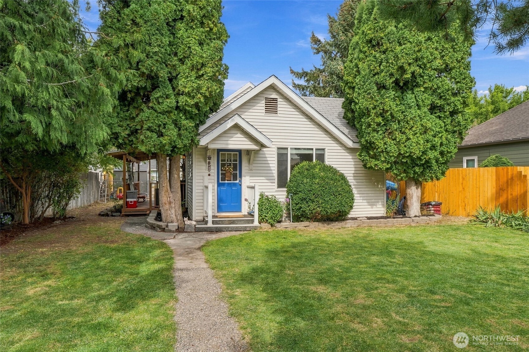 319 Nw C St Property Photo 4