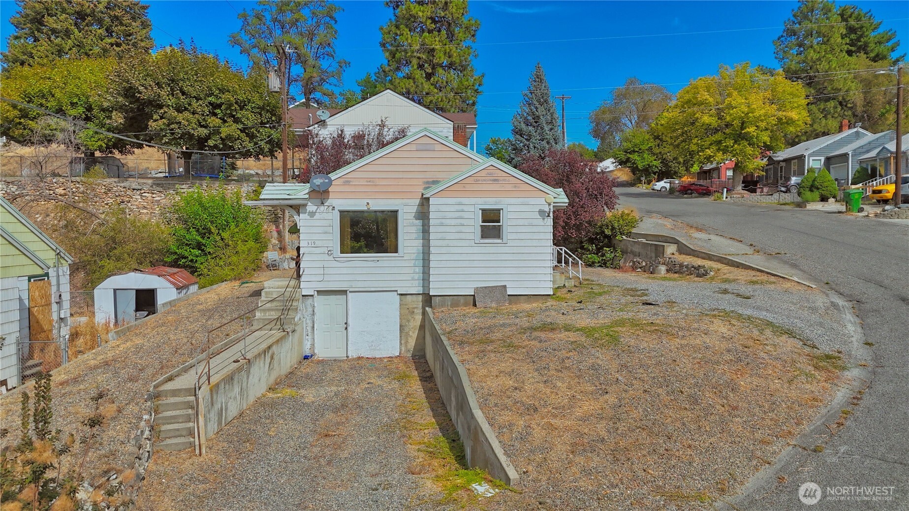 319 E Bartlett Avenue Property Photo 1