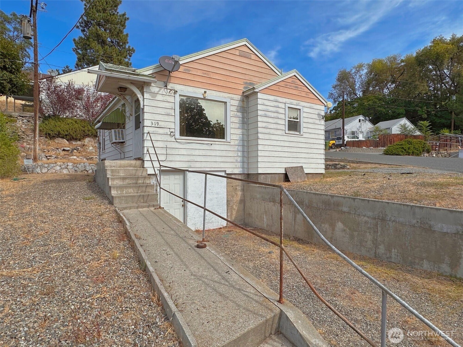 319 E Bartlett Avenue Property Photo 4