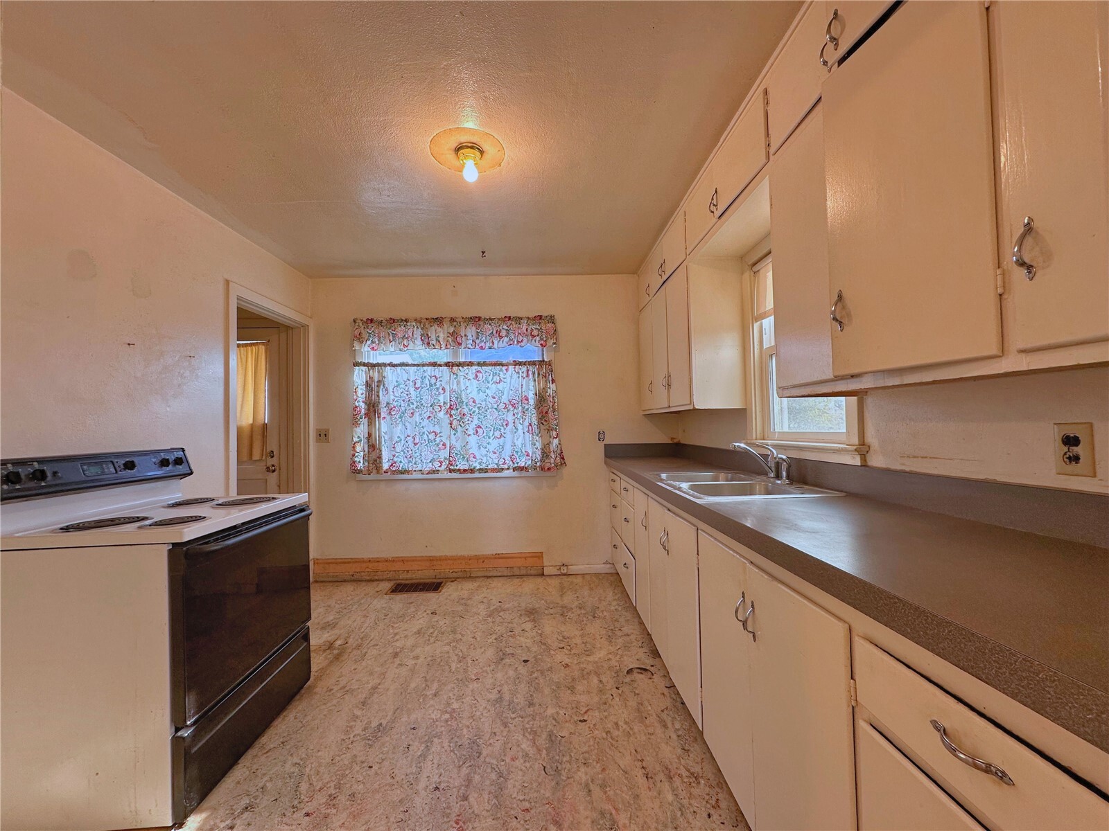 319 E Bartlett Avenue Property Photo 12