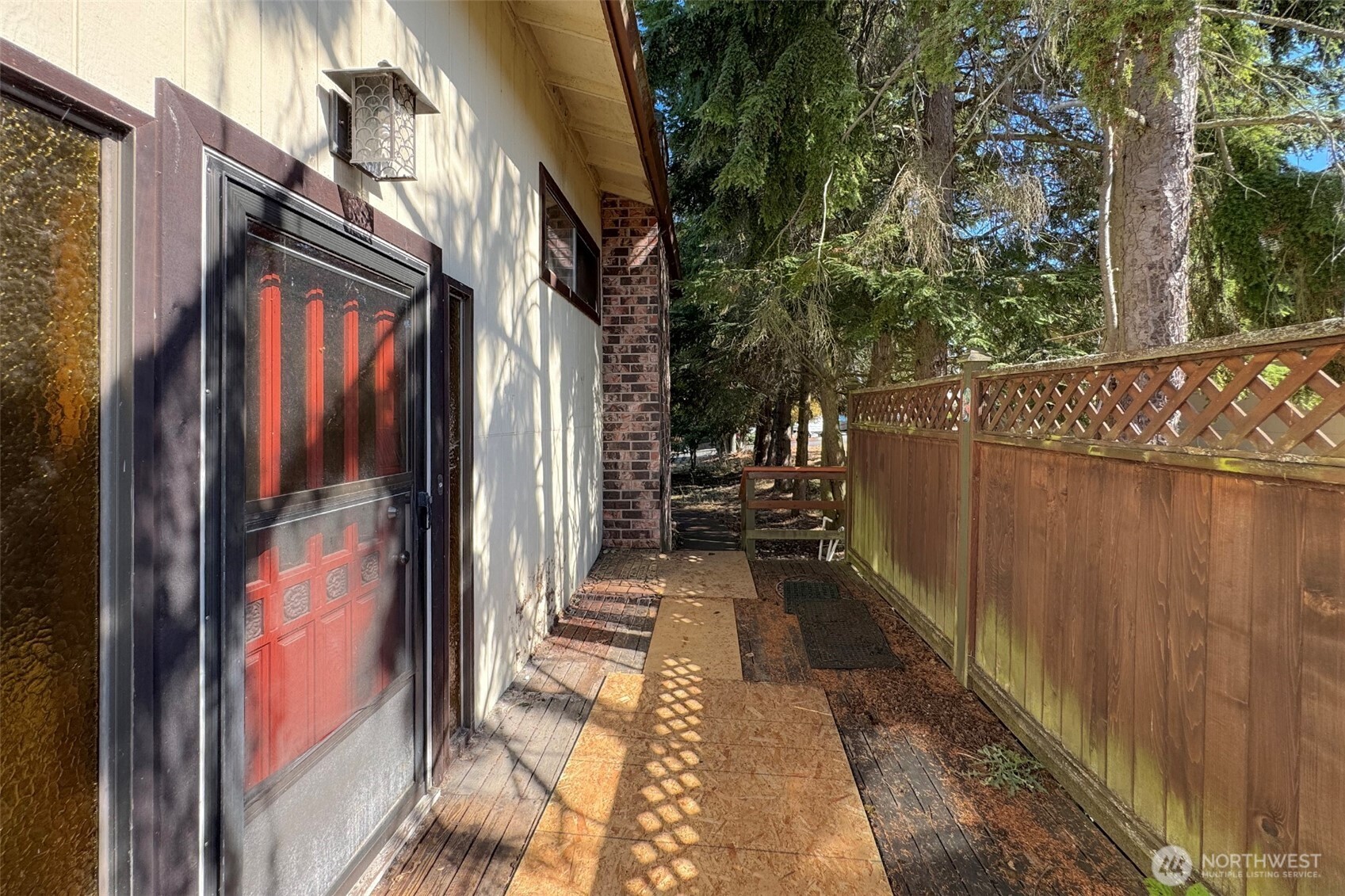 1008 E 9th Street Property Photo 3