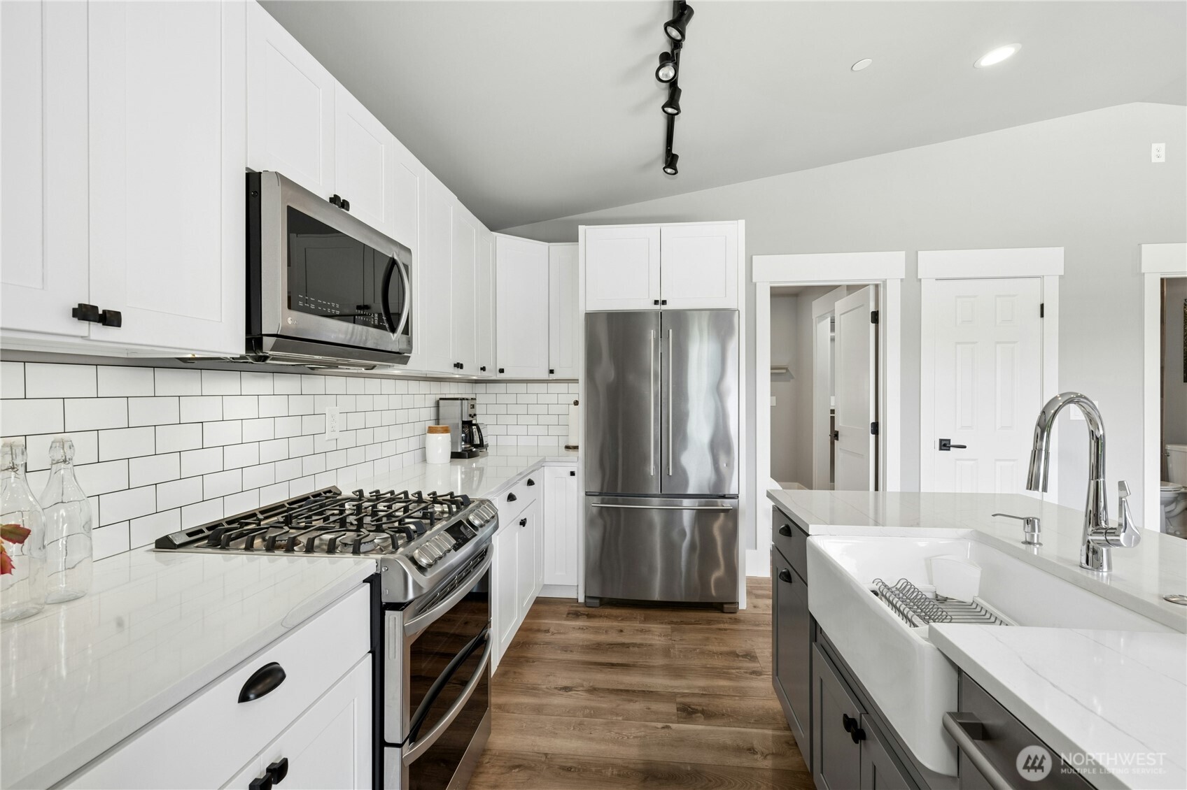 634 + 636 Eleventh Avenue Property Photo 32