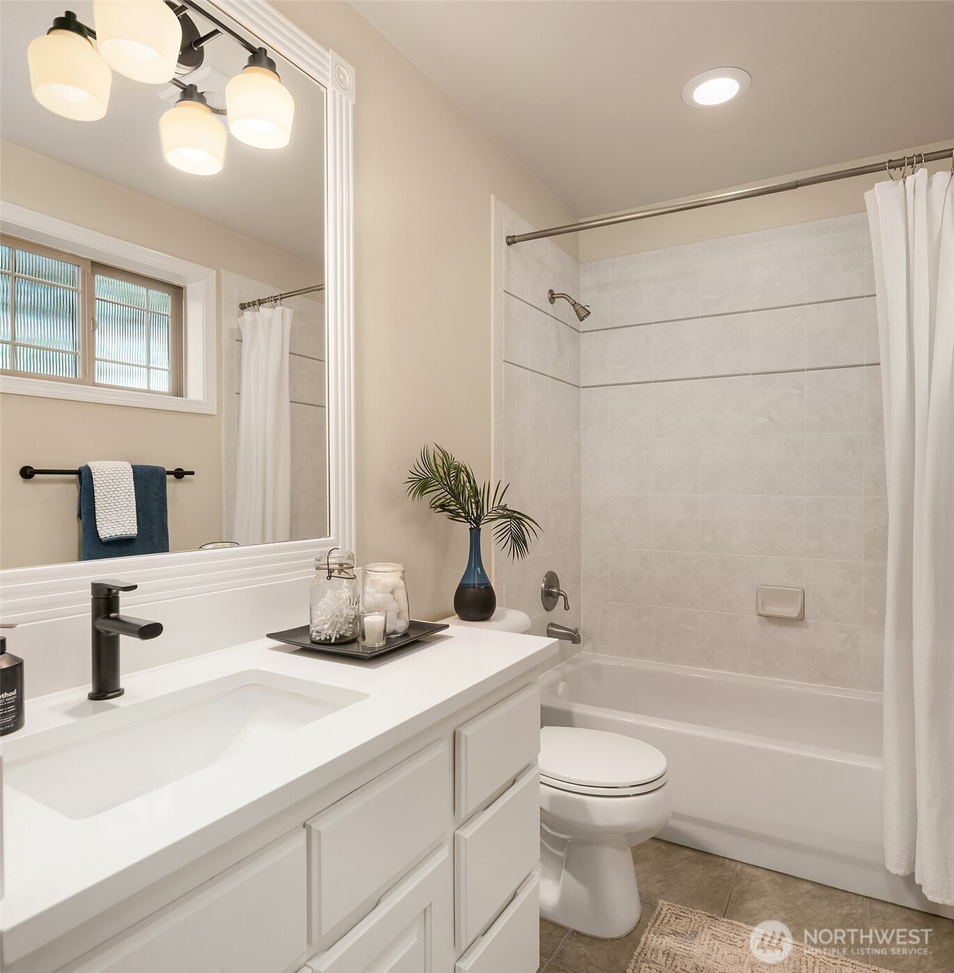 3829 Ashworth Avenue B Property Photo 7