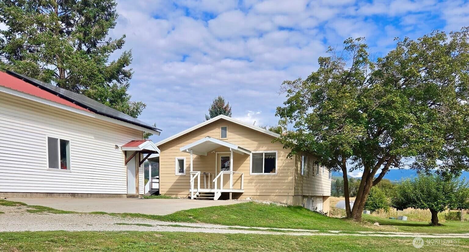 1723 W Blue Creek Road Property Photo 2