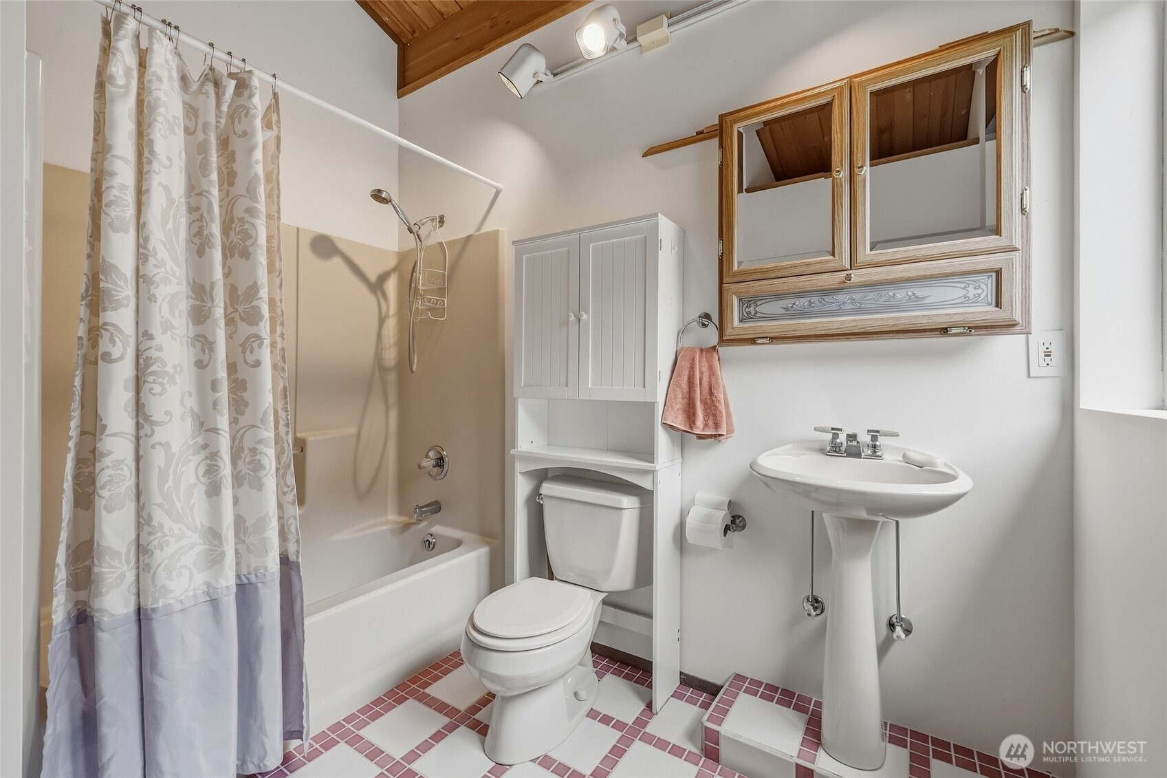 605 Shine Road Property Photo 17