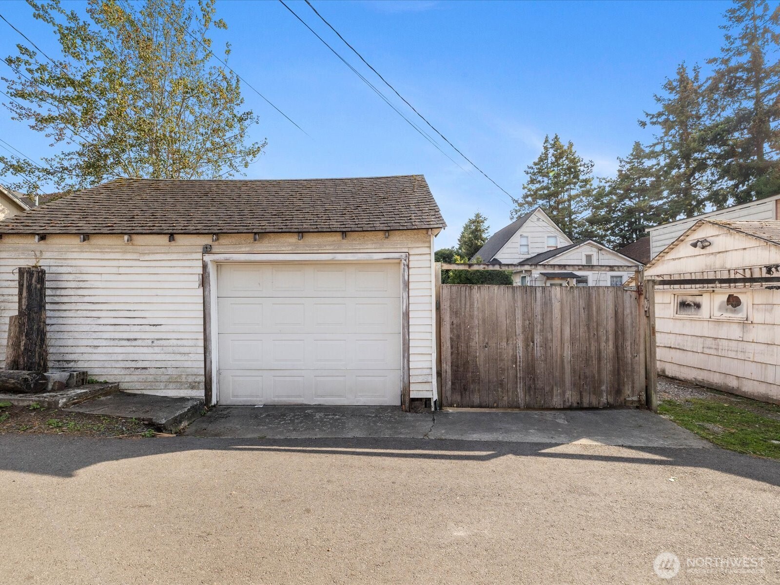 2407 Everett Avenue Property Photo 2