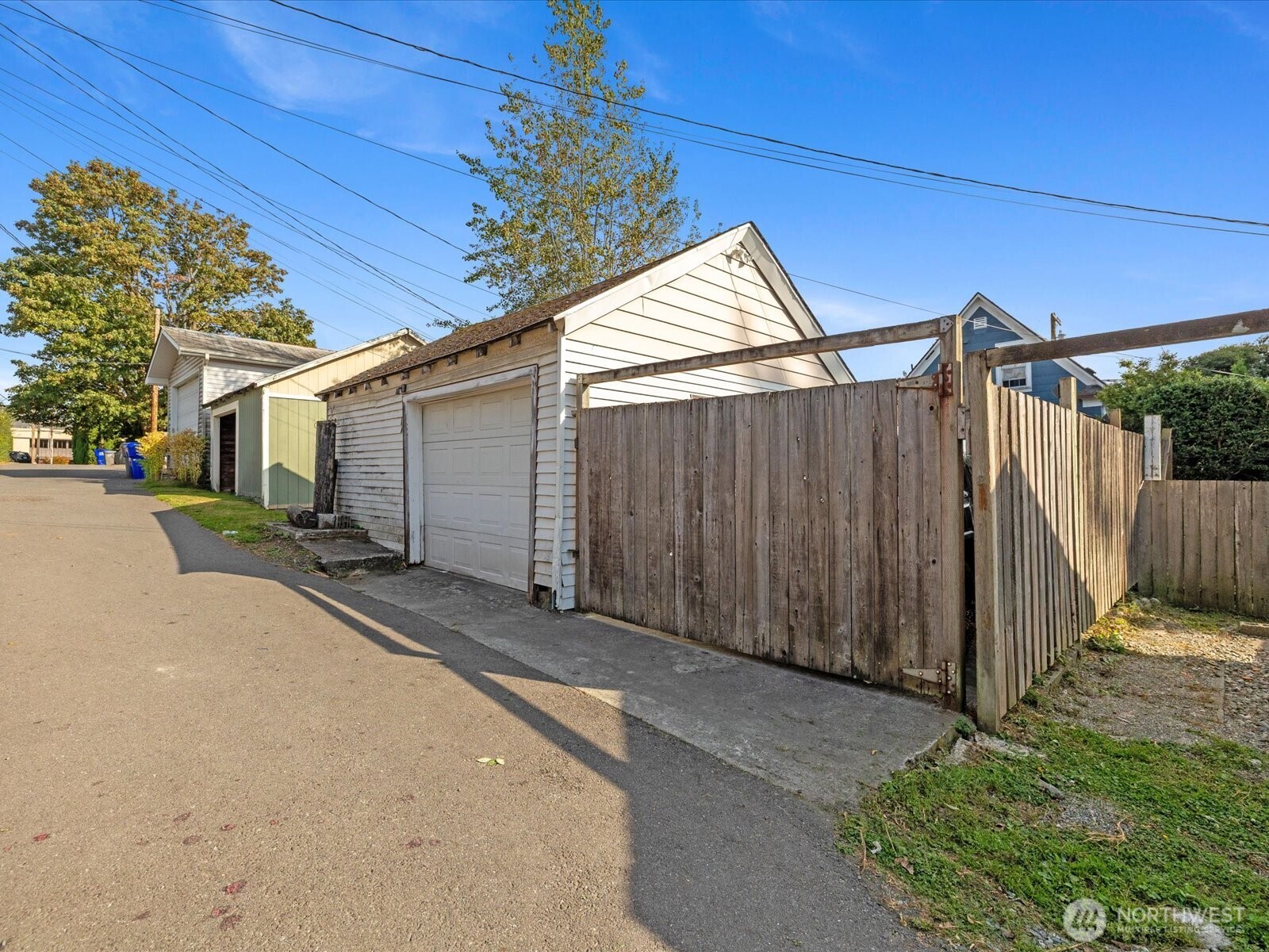 2407 Everett Avenue Property Photo 4