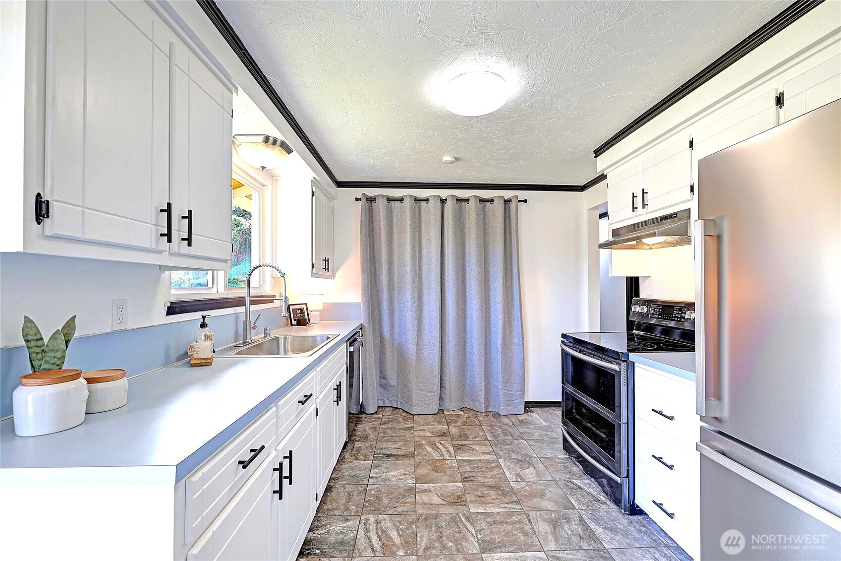 525 N Alcazar Avenue Property Photo 9