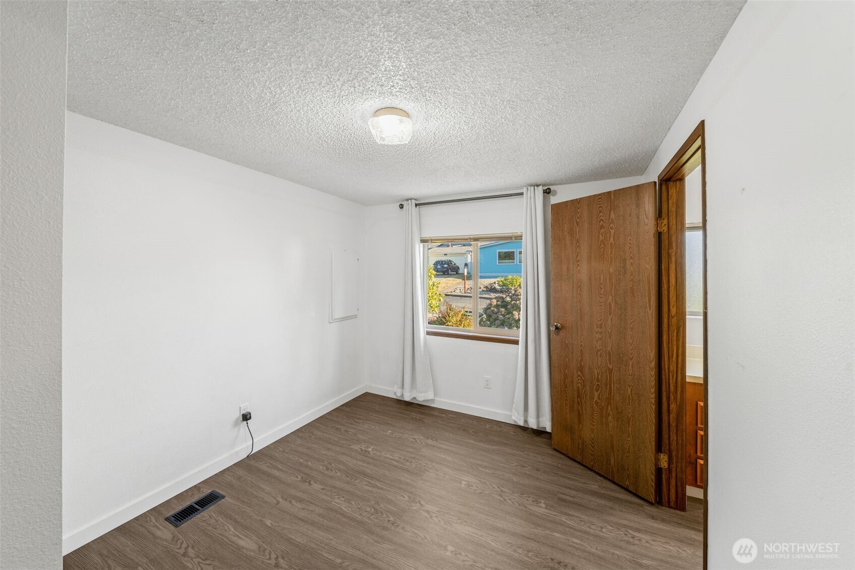 706 Dennis Street 11 Property Photo 17