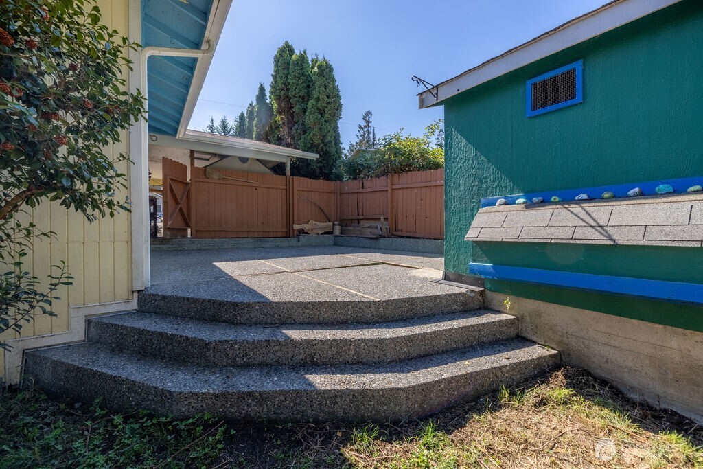 1115 W Hazel Street Property Photo 2