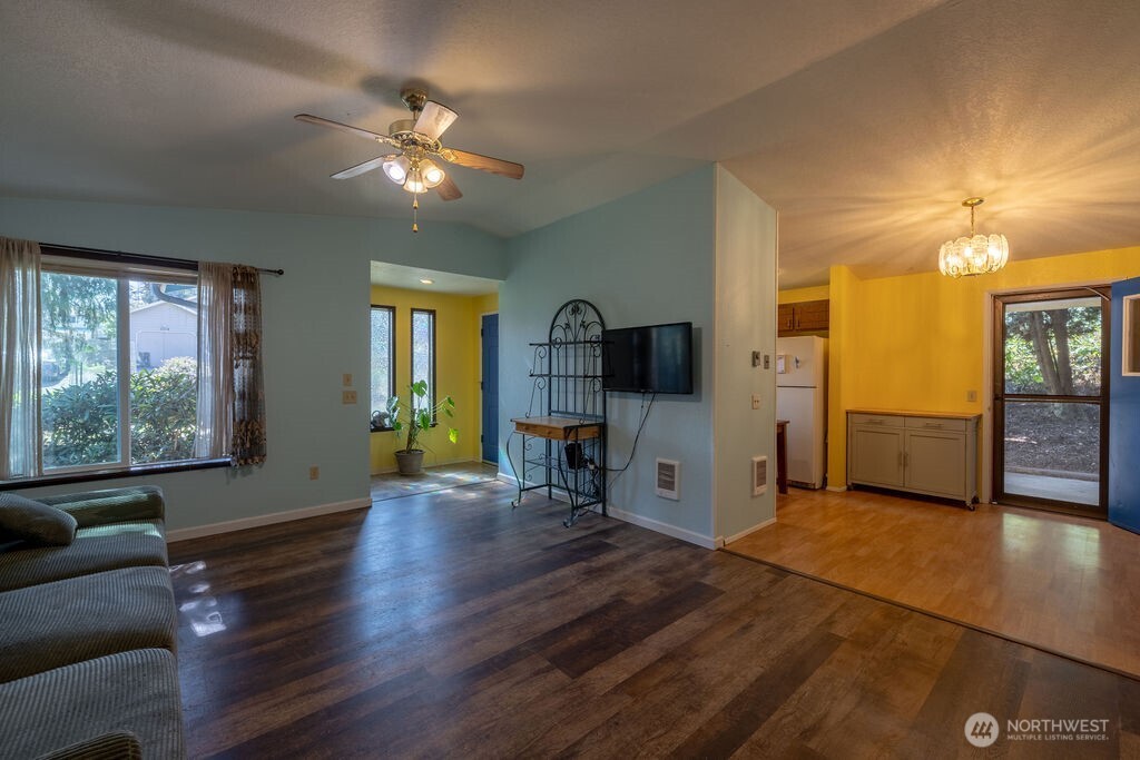 1115 W Hazel Street Property Photo 4