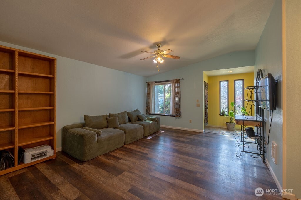 1115 W Hazel Street Property Photo 5