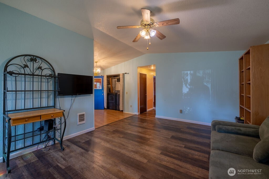 1115 W Hazel Street Property Photo 6