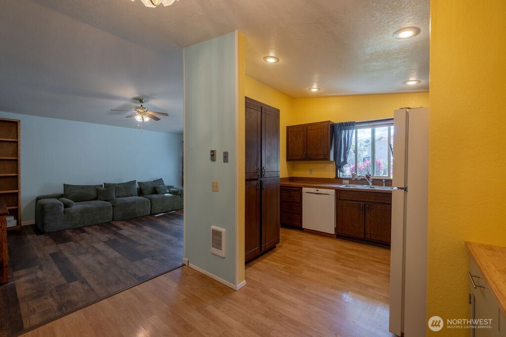 1115 W Hazel Street Property Photo 7