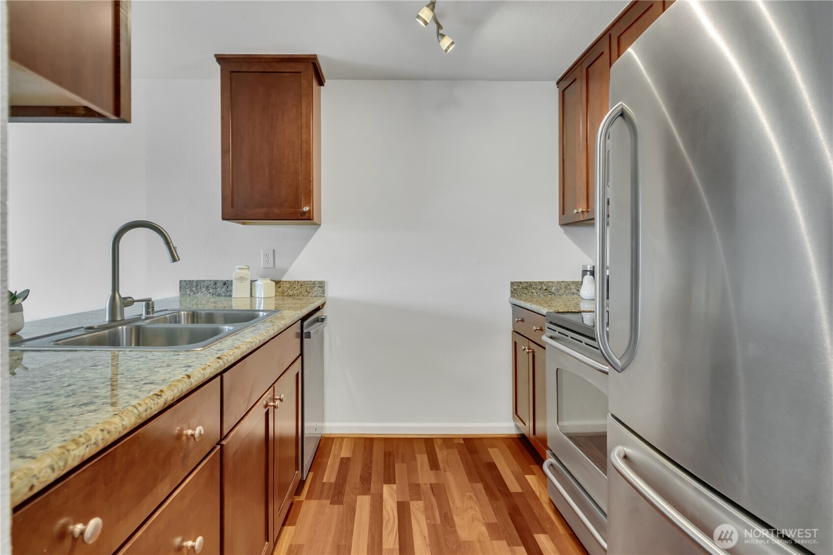 2512 E Madison Street 303 Property Photo 9