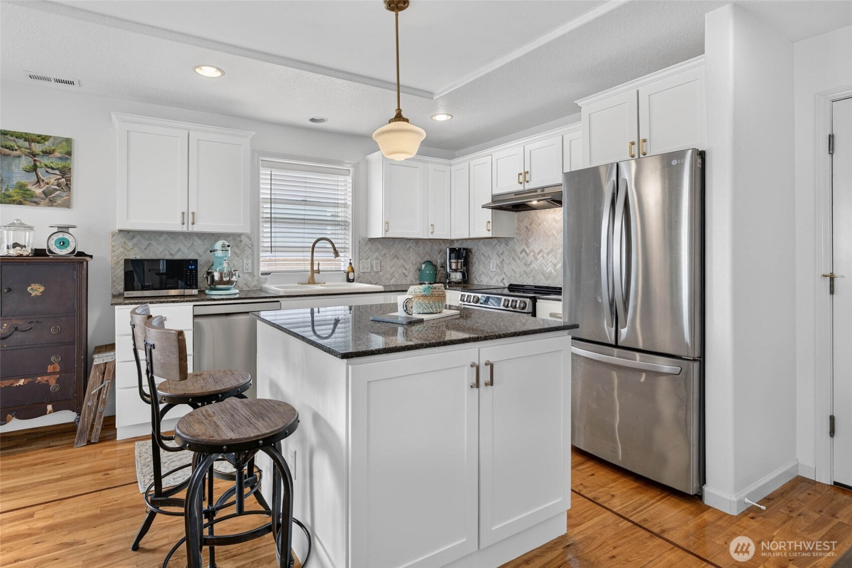 2710 N Sea Crest Avenue Property Photo 6