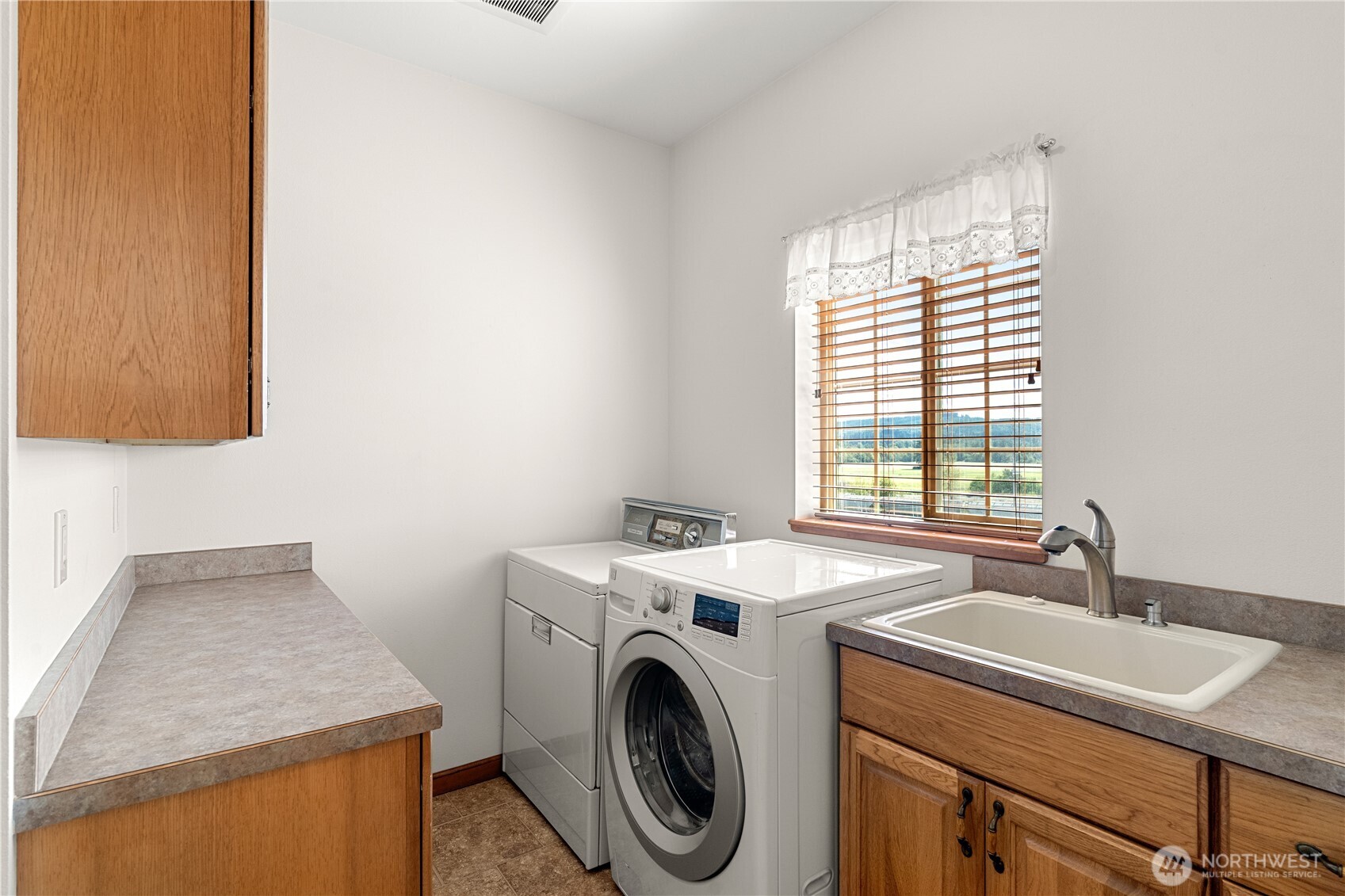 190 Hemlock Street Property Photo 28