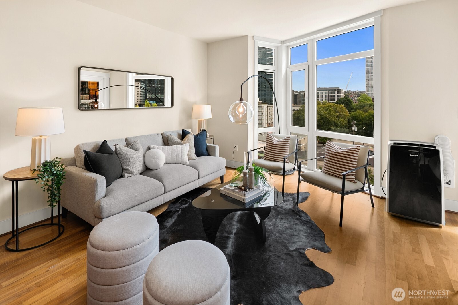 699 John Street 617 Property Photo 4
