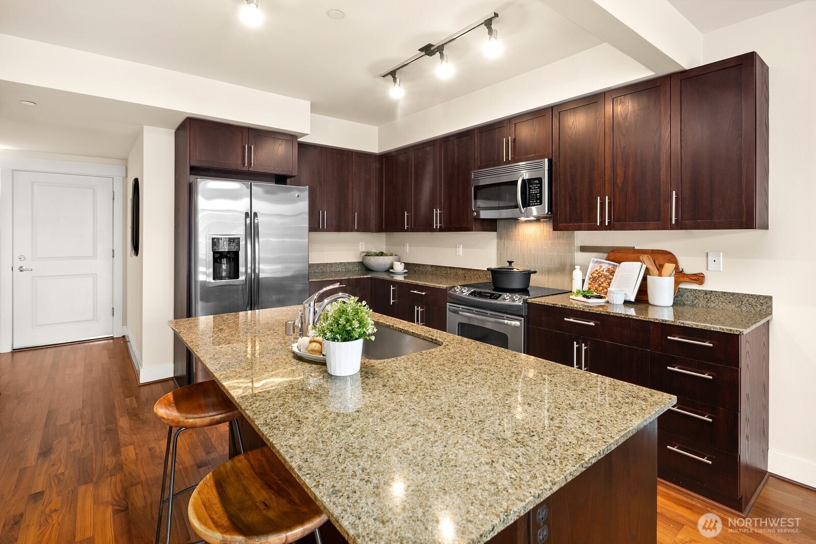 699 John Street 617 Property Photo 6