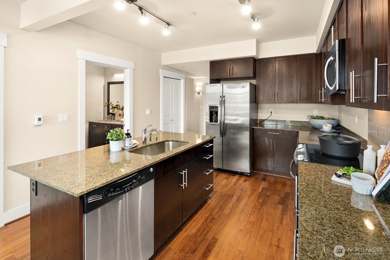 699 John Street 617 Property Photo 7
