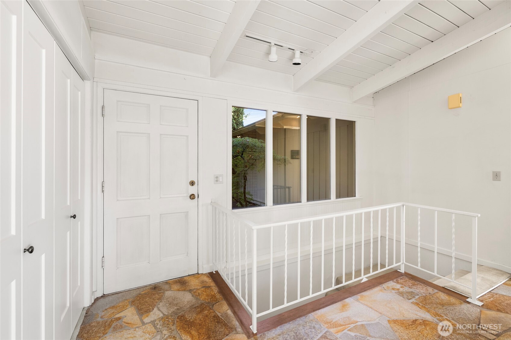 6096 Ireton Lane Property Photo 9