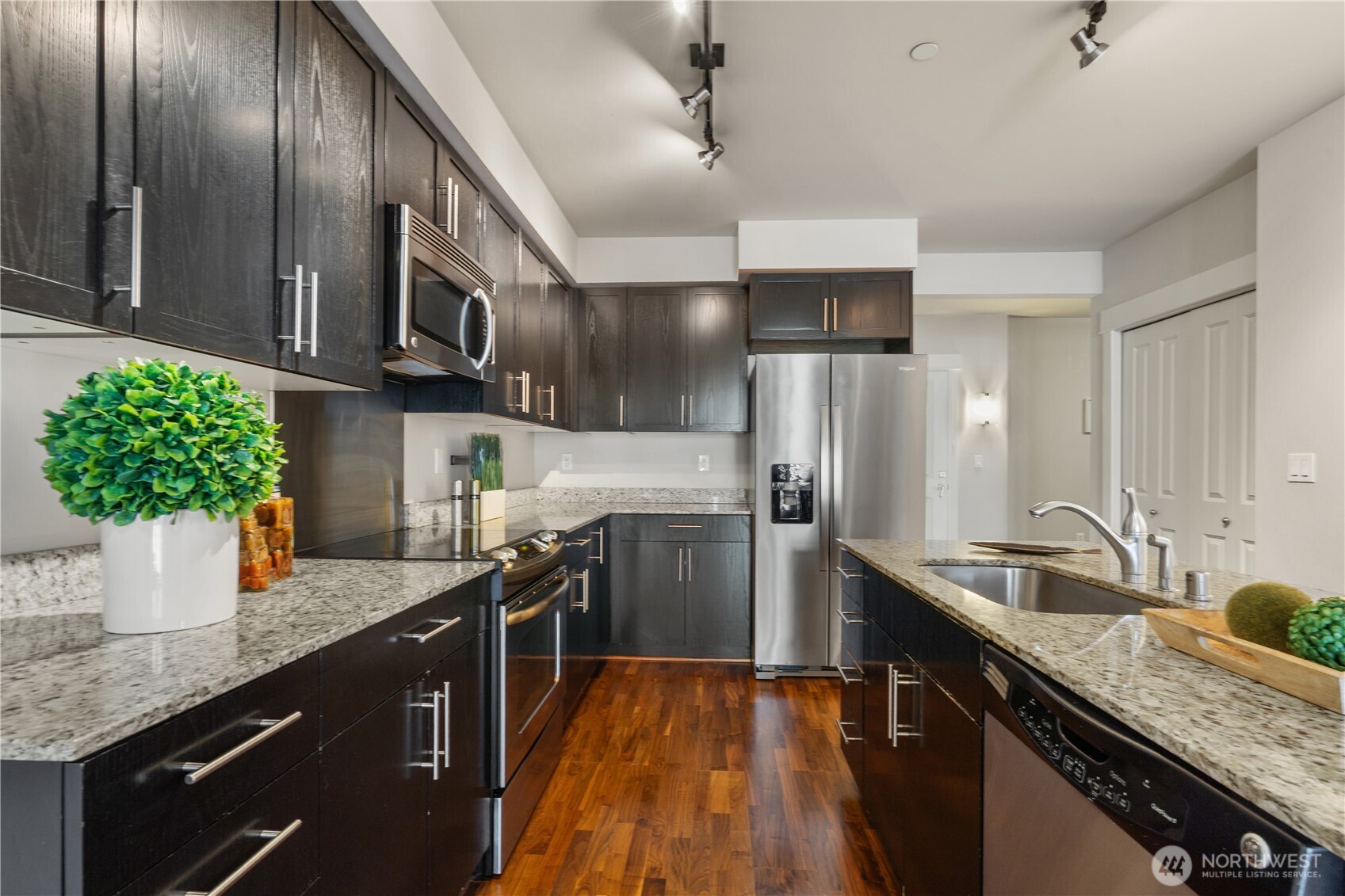 699 John Street 507 Property Photo 6