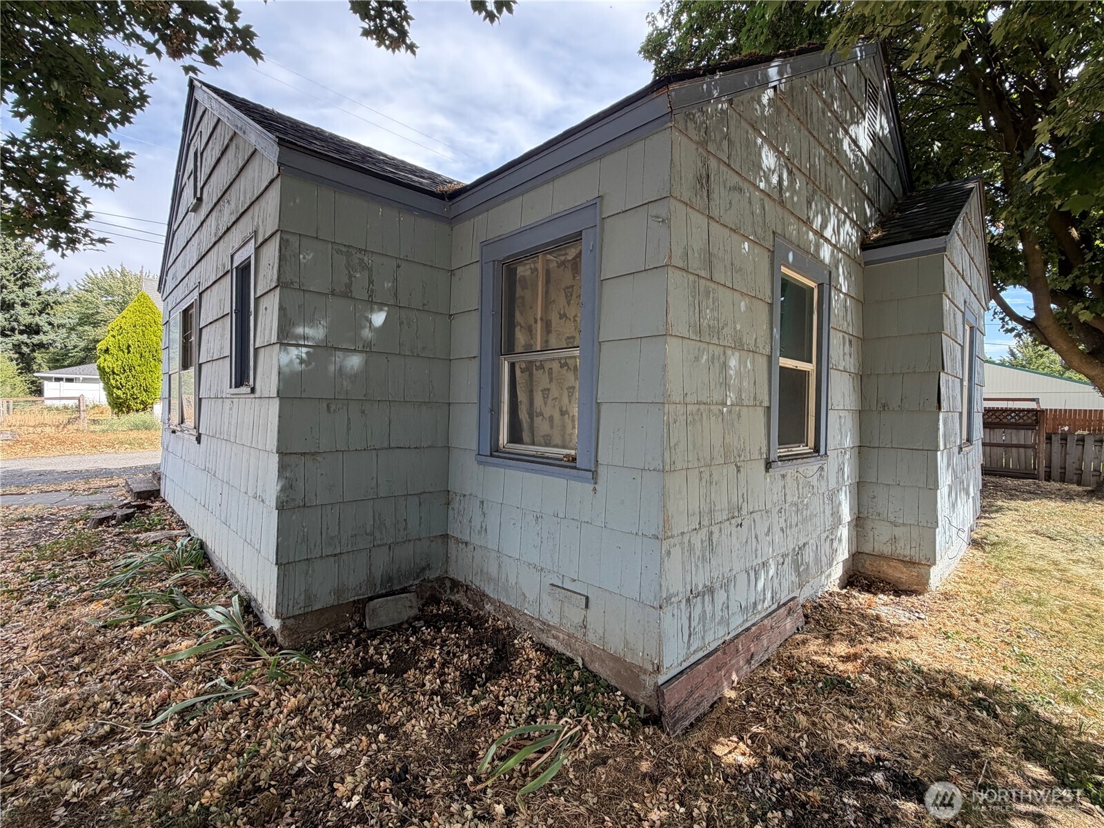 408 E Mustard Property Photo 2