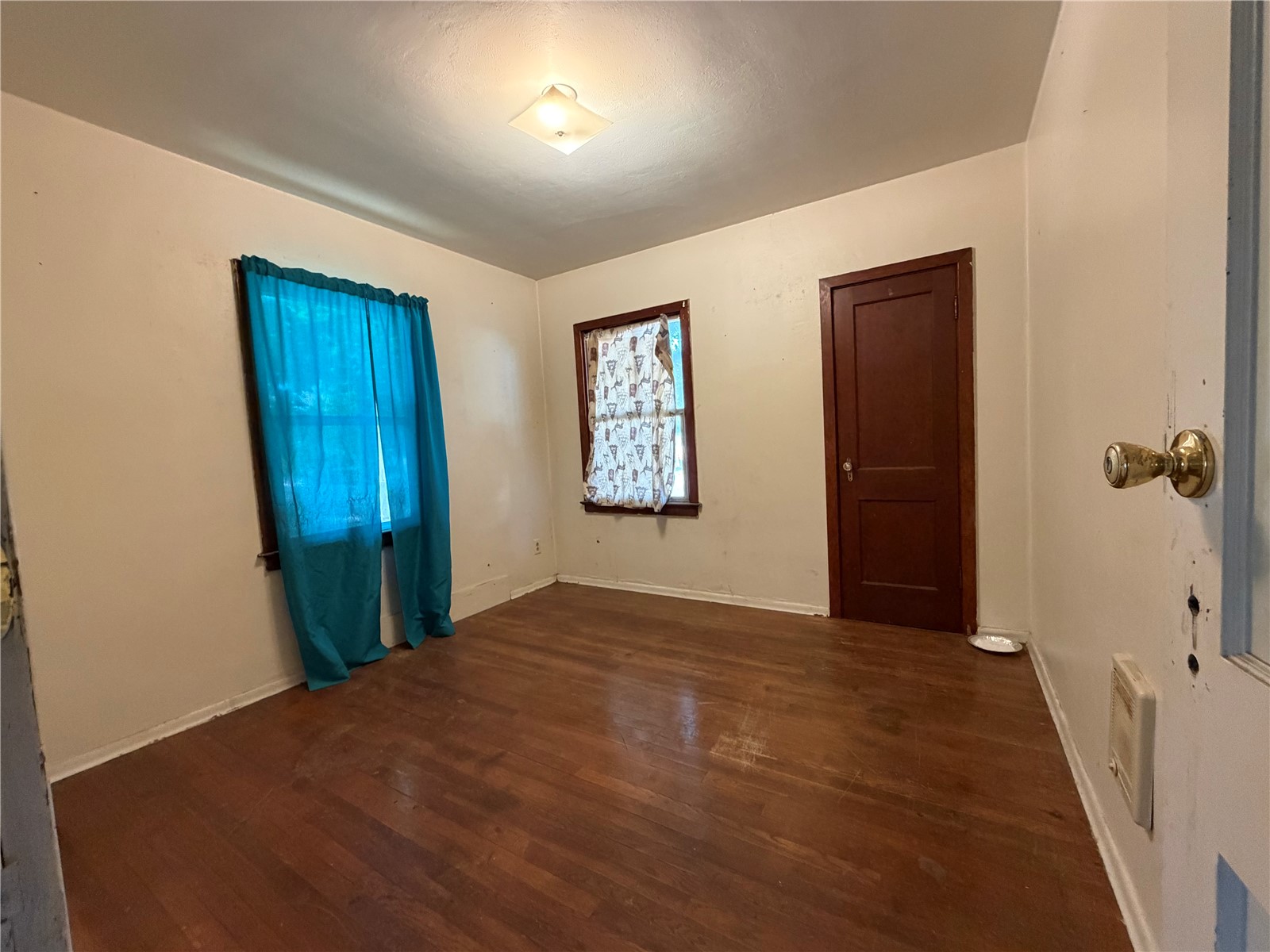 408 E Mustard Property Photo 5