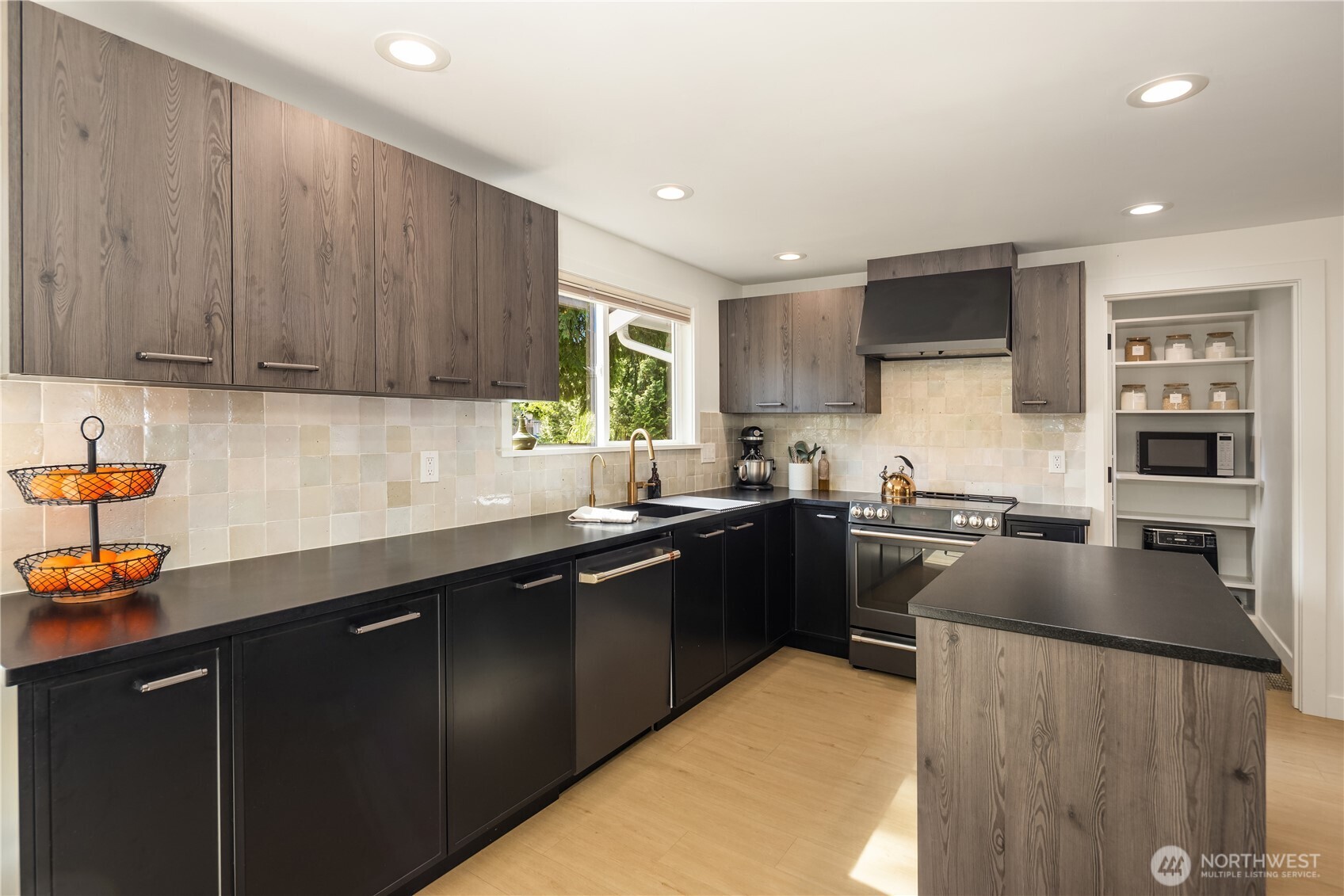 5528 173rd Place Property Photo 4