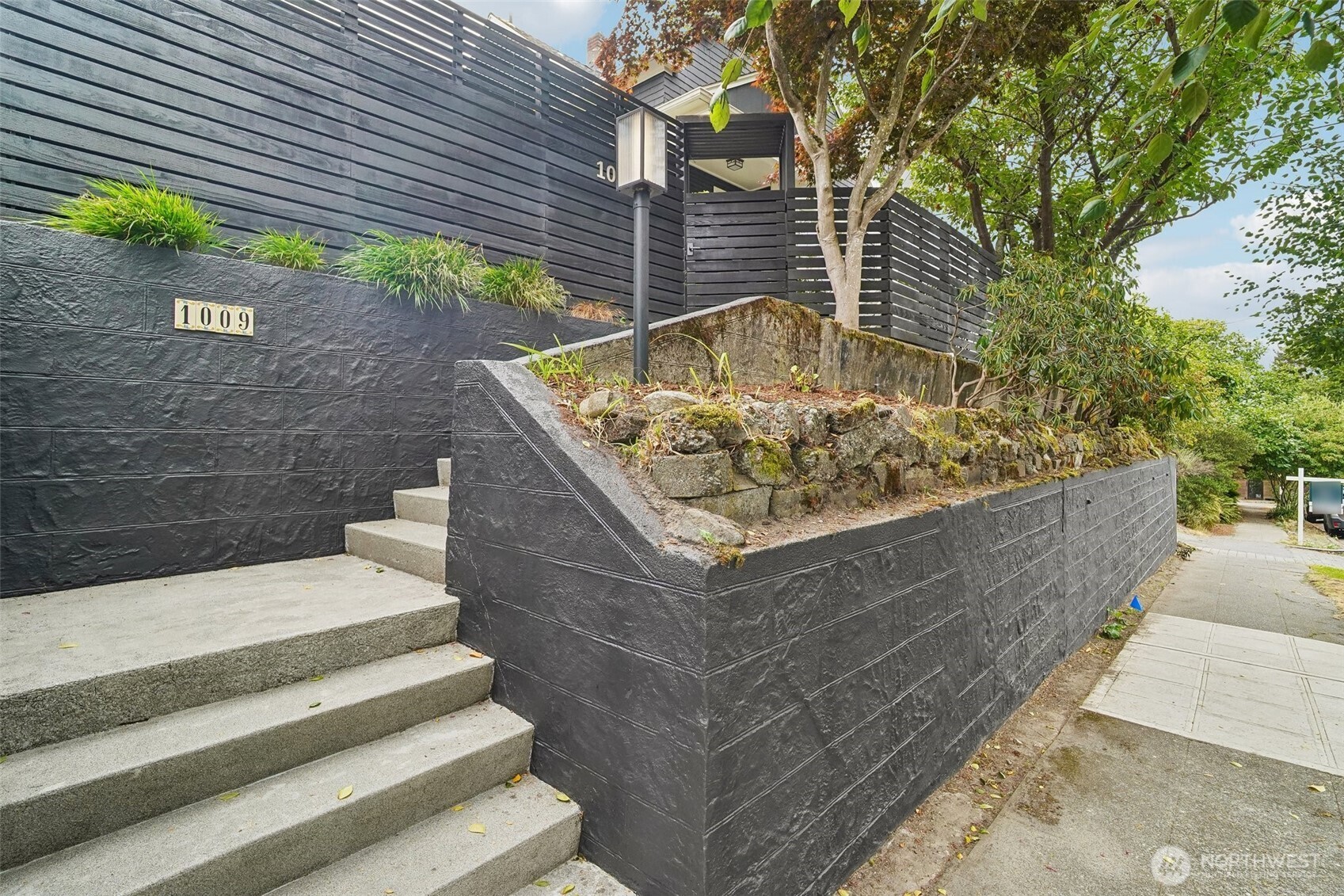 1009 W Crockett Street Property Photo 5