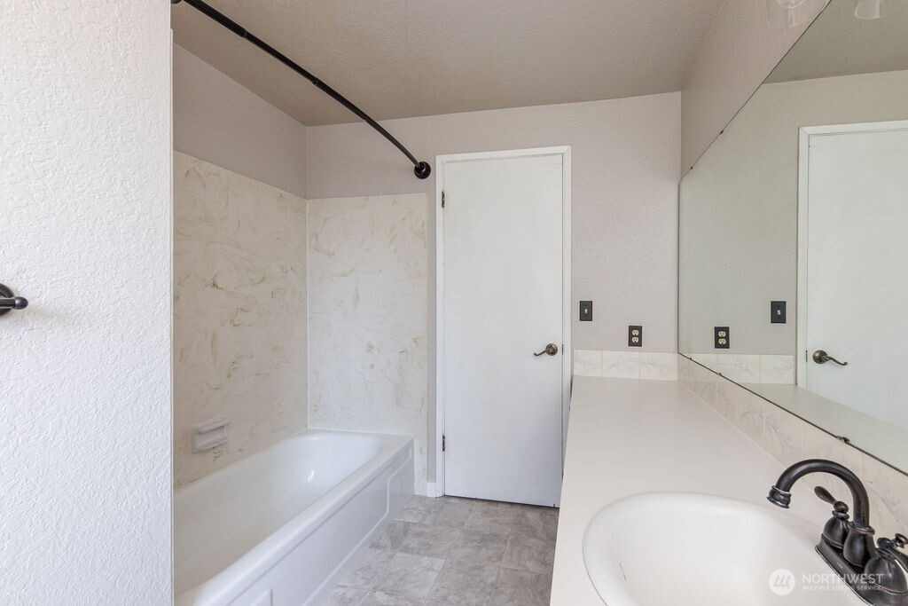 10004 180th Street Property Photo 15
