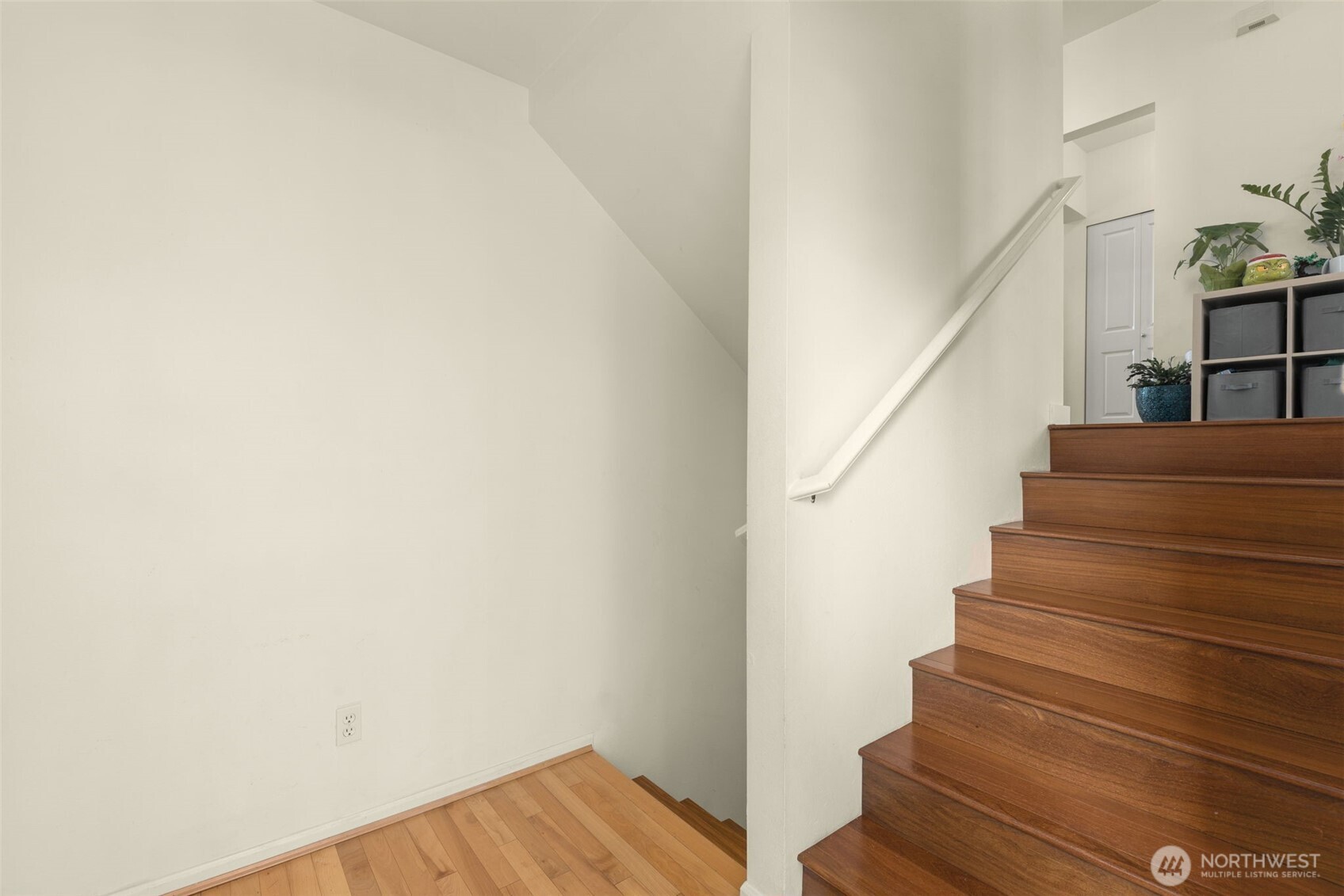 6895 Holly Park Drive Property Photo 3