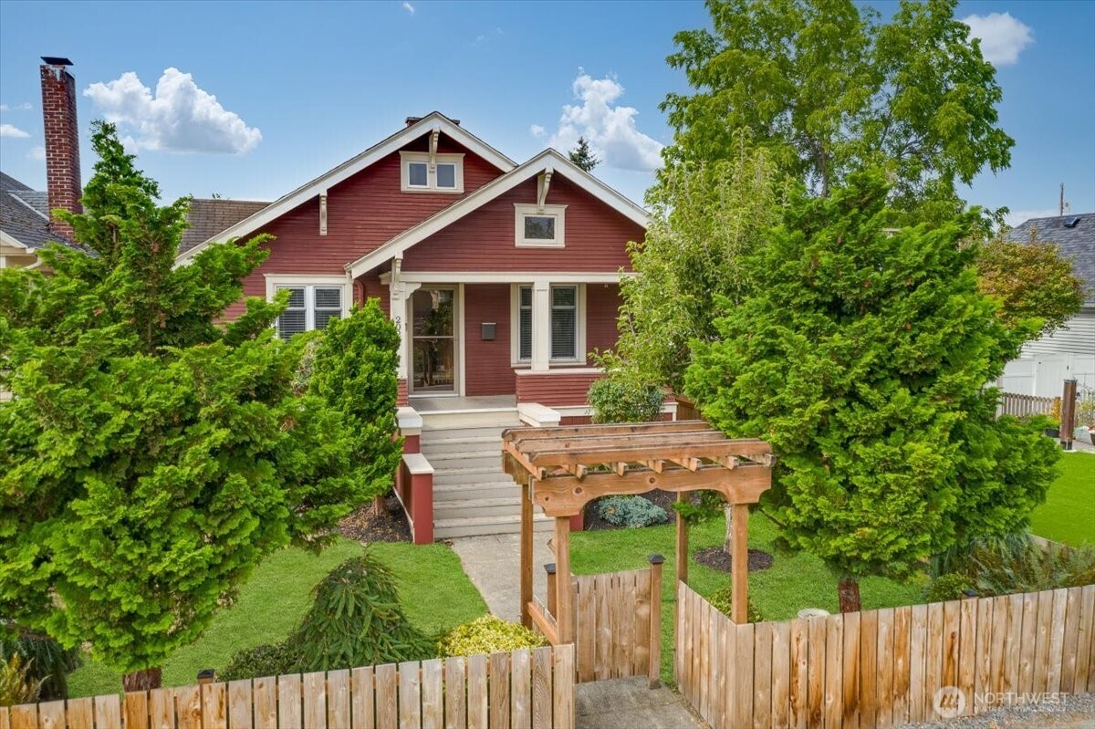 2020 Lombard Avenue Property Photo 1