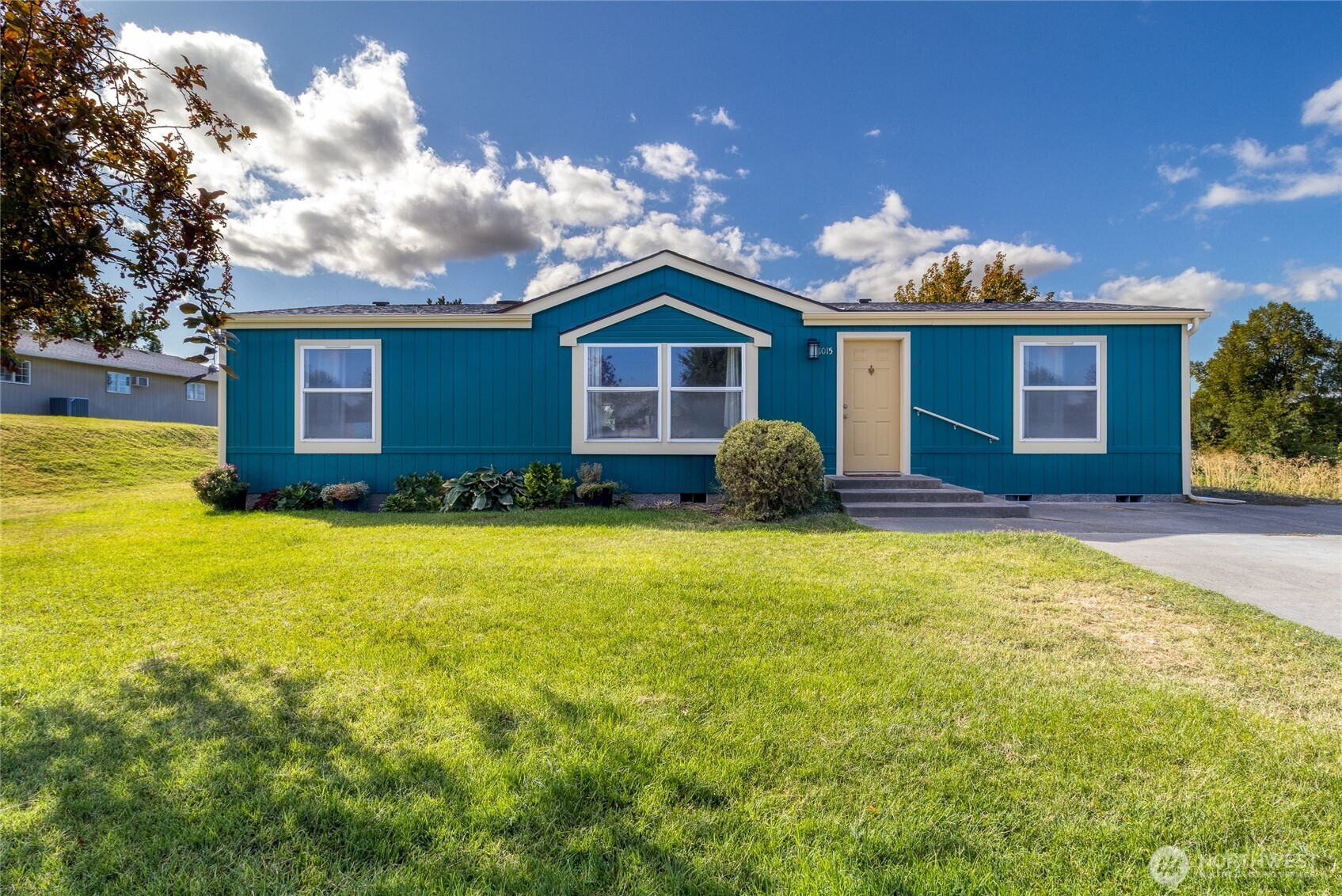 1015 W Whitman Drive Property Photo 1