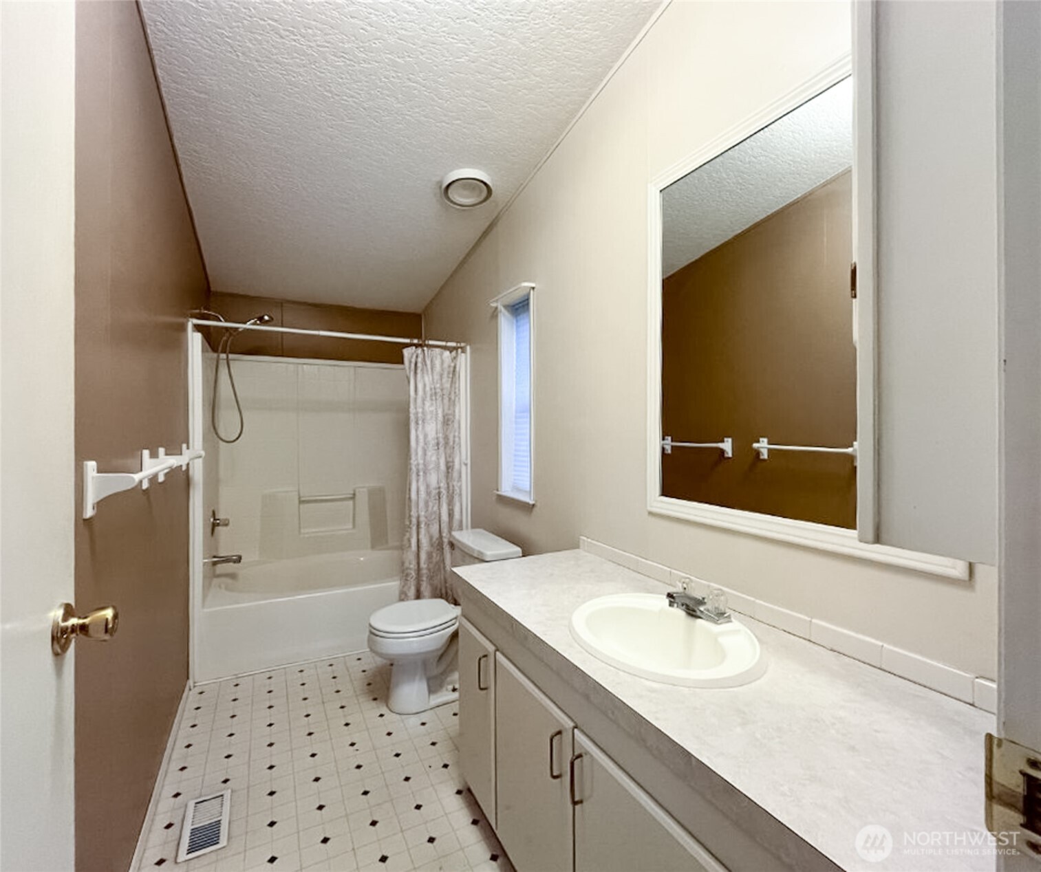 1015 W Whitman Drive Property Photo 9