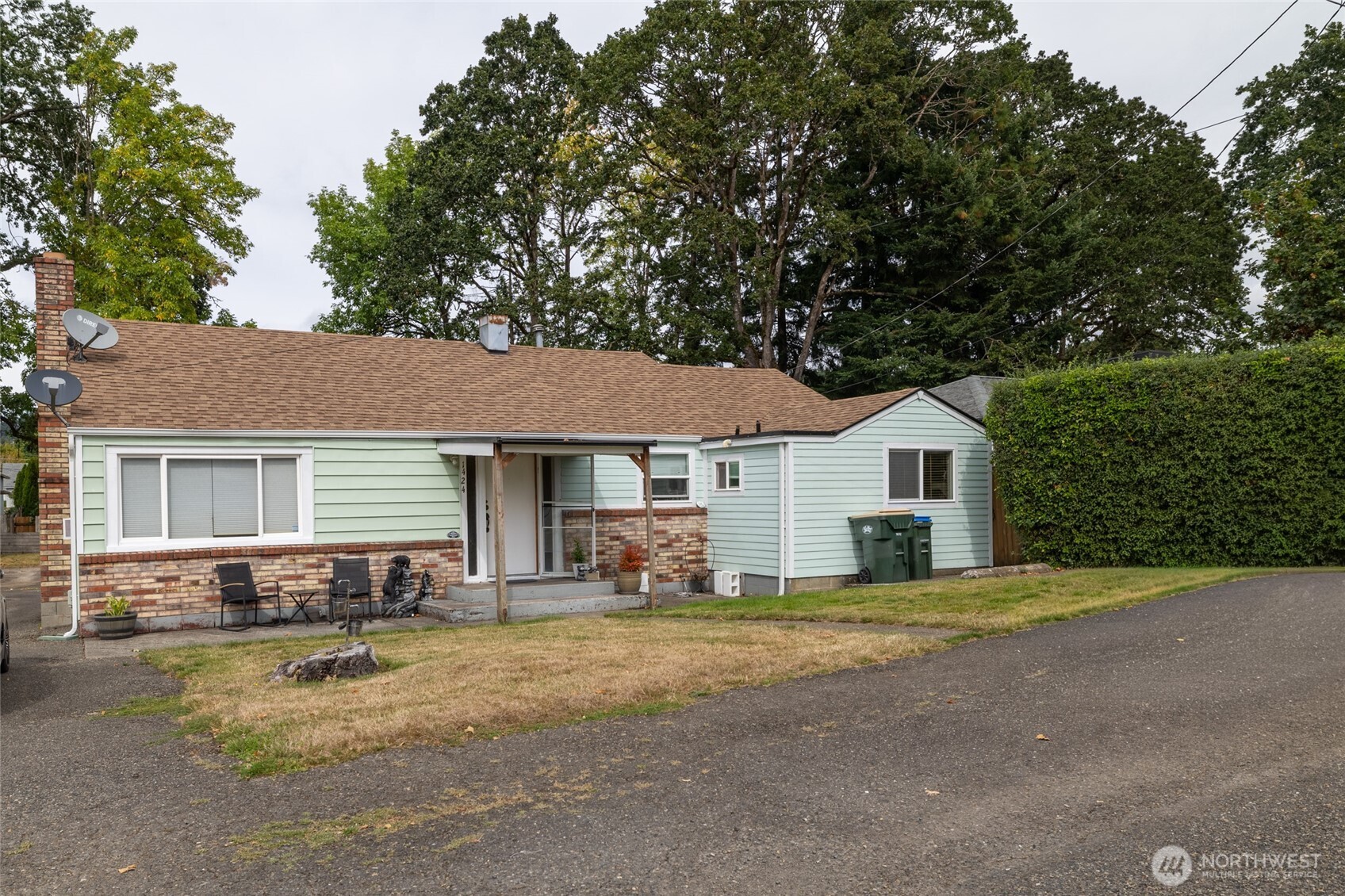1424 Kelly Avenue Property Photo 1