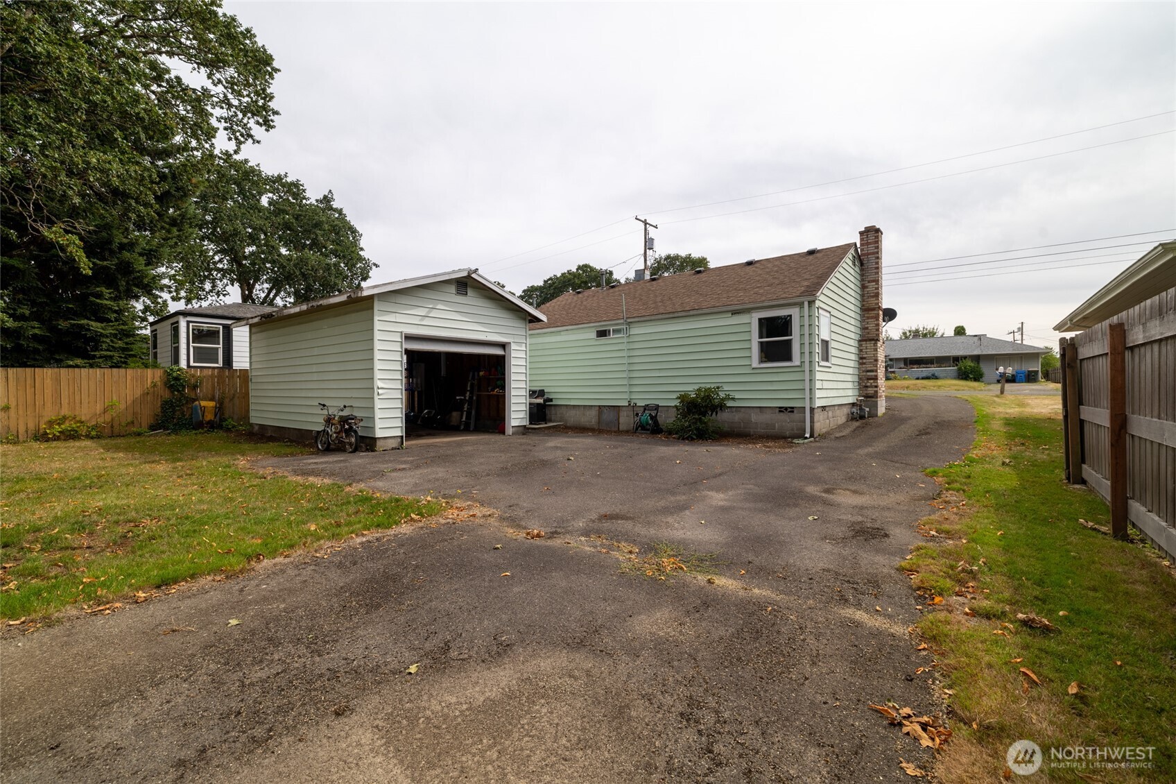 1424 Kelly Avenue Property Photo 3