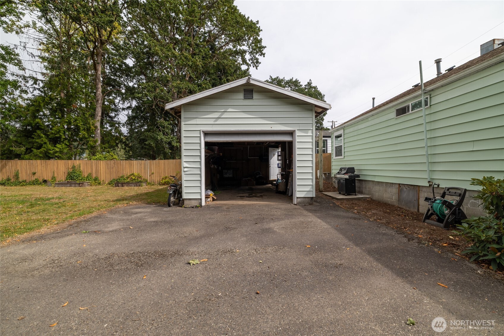 1424 Kelly Avenue Property Photo 4