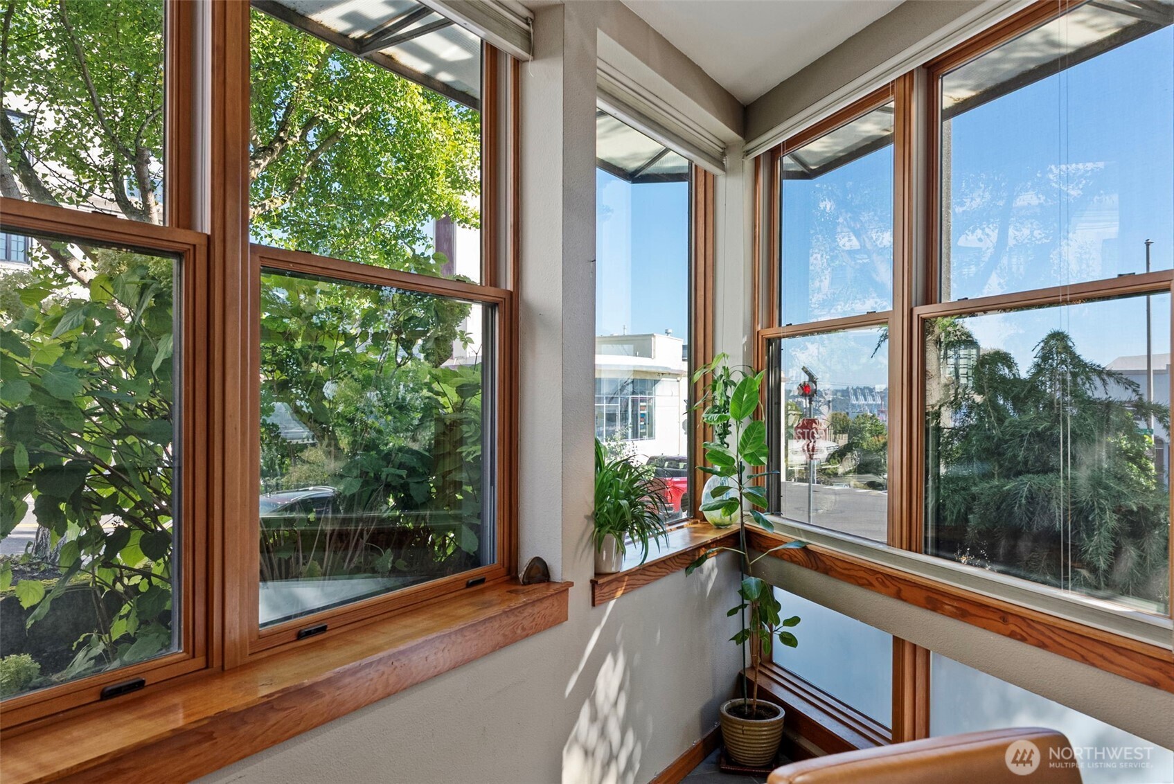 602 S Baker Street Property Photo 6