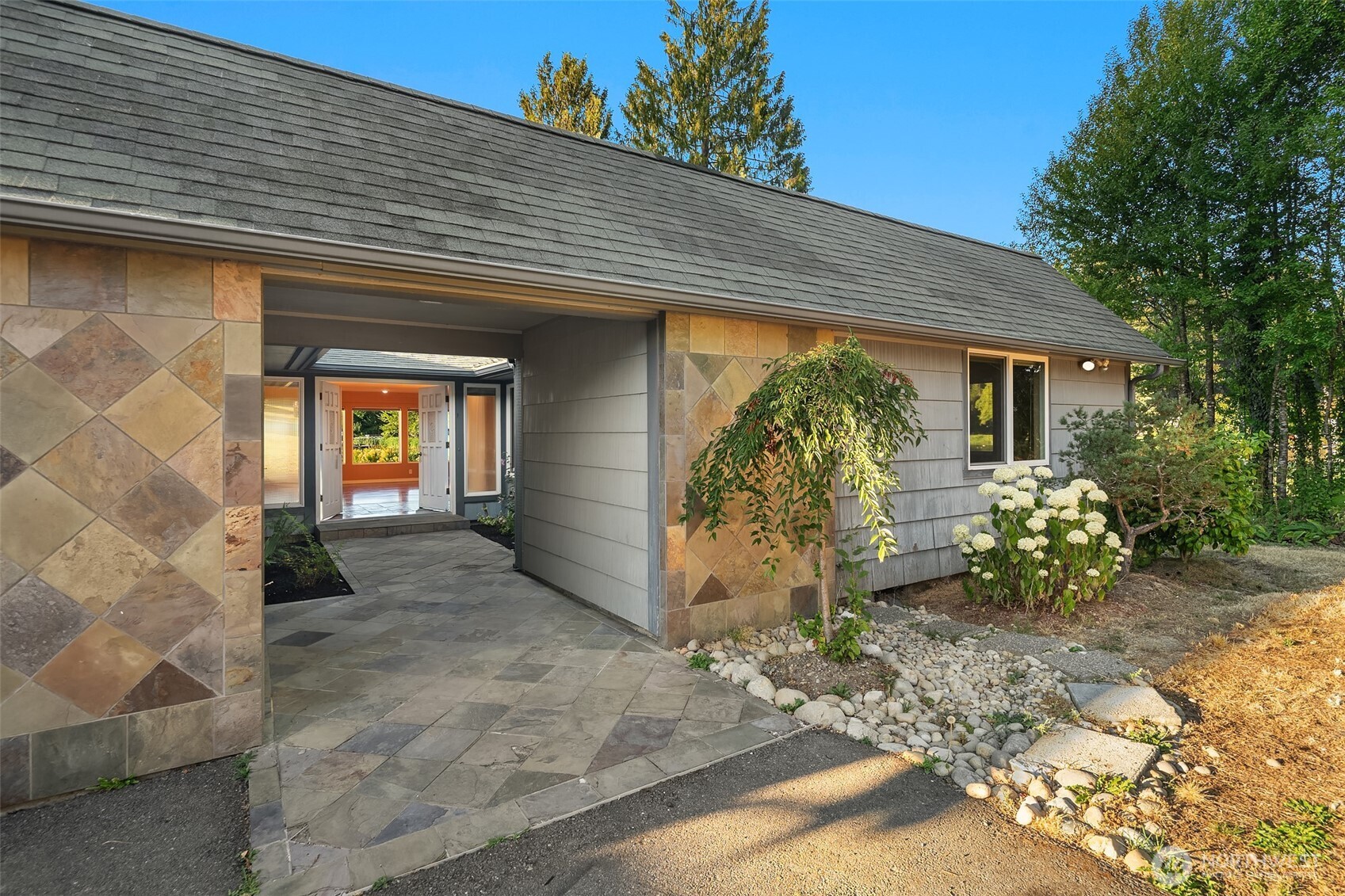 823 173rd Street Property Photo 4