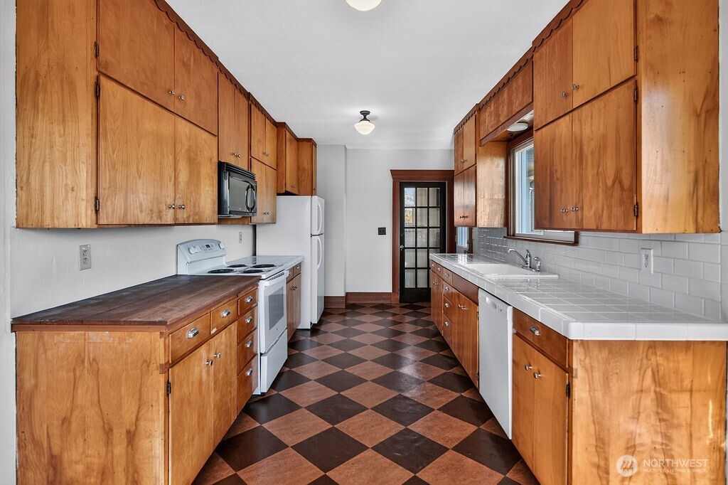 529 E 11th Street Property Photo 14