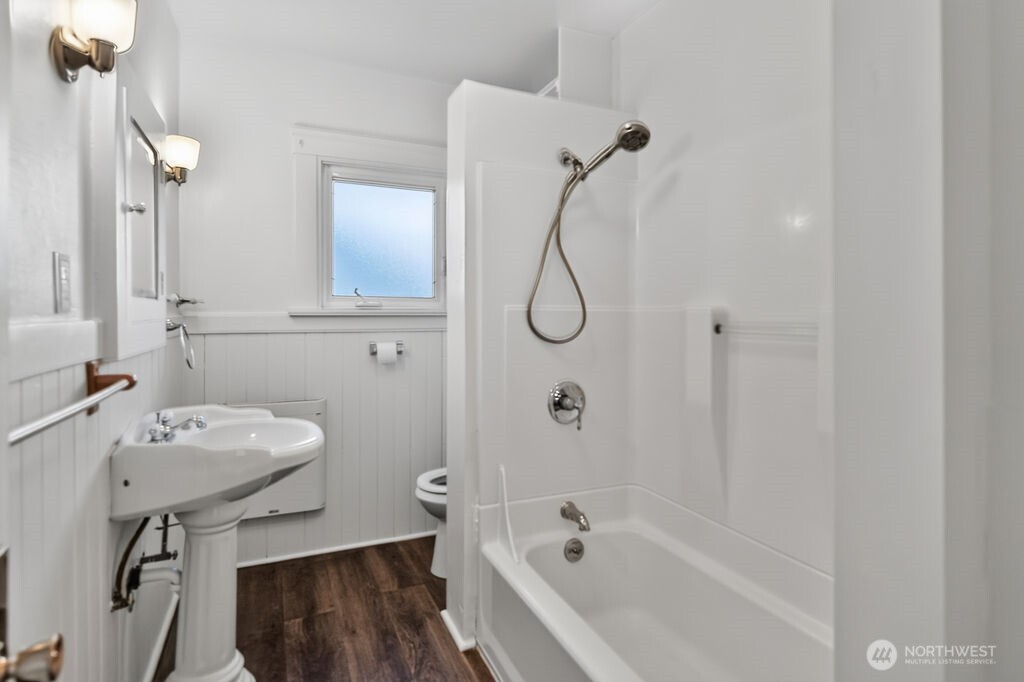 529 E 11th Street Property Photo 20