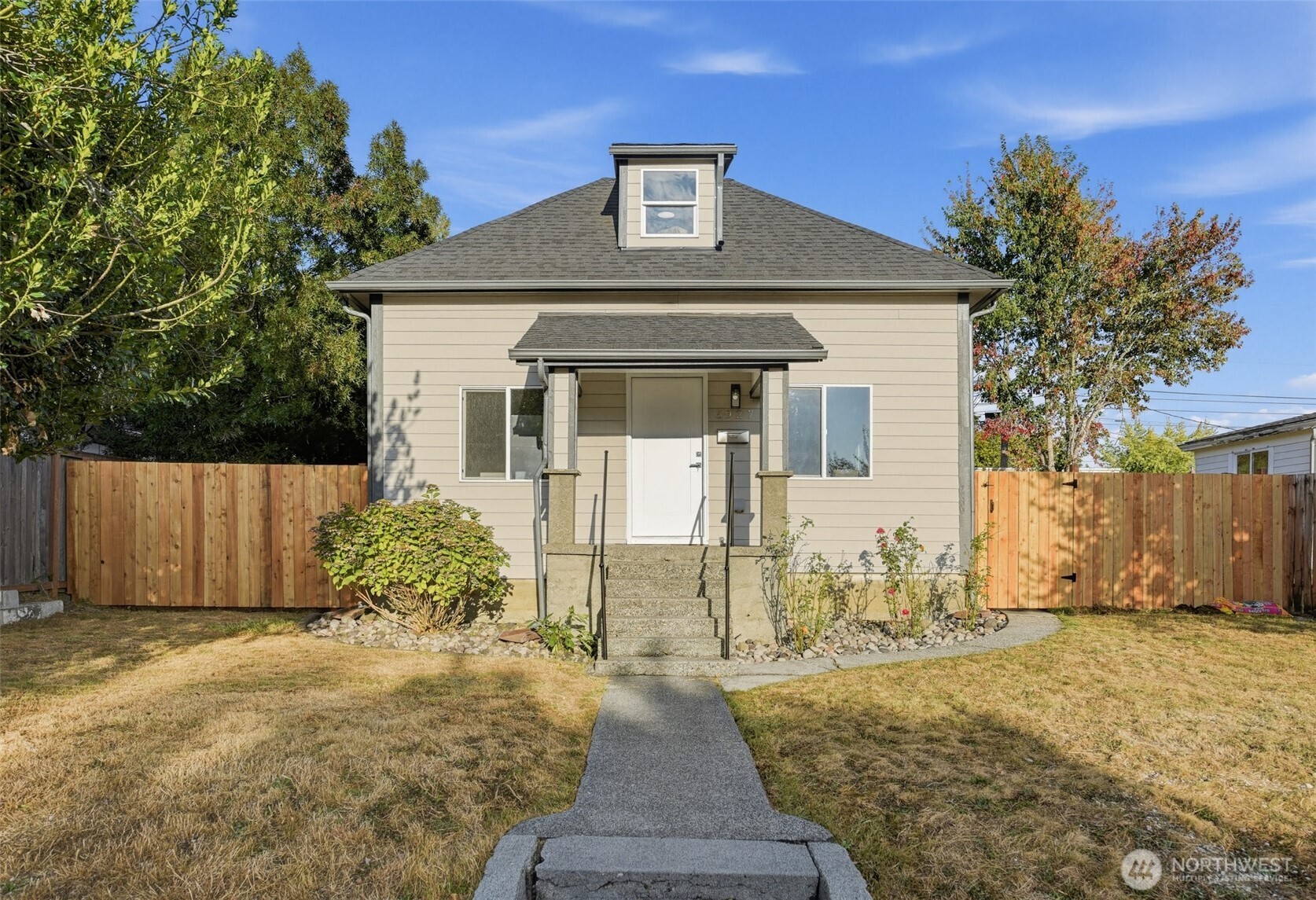 5927 S Yakima Property Photo 2