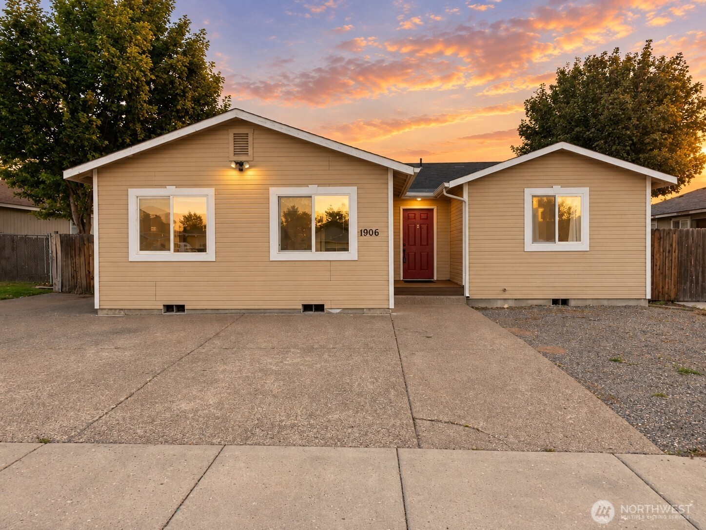 1906 N Yew Street Property Photo 1