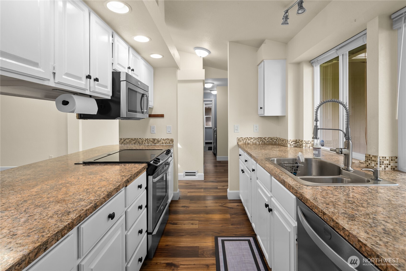 2410 Leah Court Property Photo 4